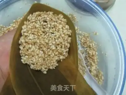 Make Jiaxing fresh meat rice dumplings step 17