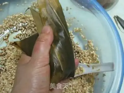 Make Jiaxing fresh meat rice dumplings step 18