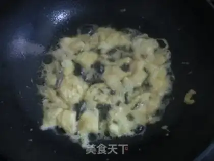 Make Eggs and vegetables fried sauce noodles step 4