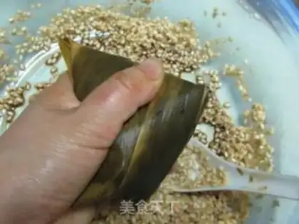 Make Jiaxing fresh meat rice dumplings step 19