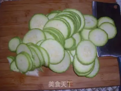 Make stir-fried pumpkin skin with zucchini step 0