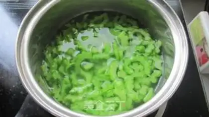 Make Green cold balsam pear step 1