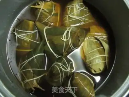 Make Jiaxing fresh meat rice dumplings step 21