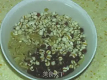 Make Coix seed red bean paste step 1