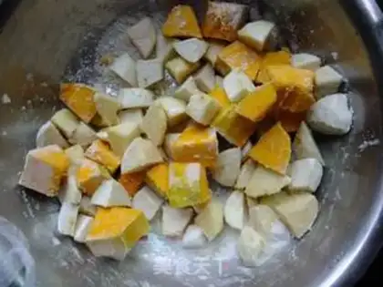 Make Steamed pork rice with sweet potato and pumpkin flour step 1