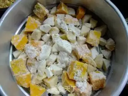 Make Steamed pork rice with sweet potato and pumpkin flour step 2