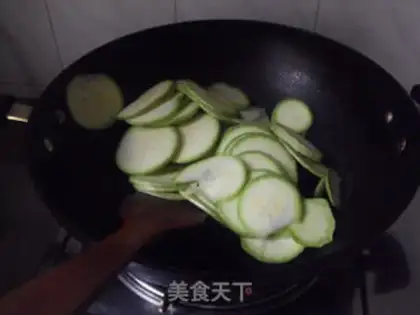 Make stir-fried pumpkin skin with zucchini step 2