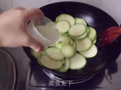 Make stir-fried pumpkin skin with zucchini step 3