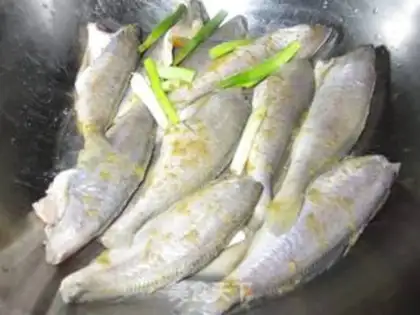 Make Small yellow croaker in tomato sauce step 0