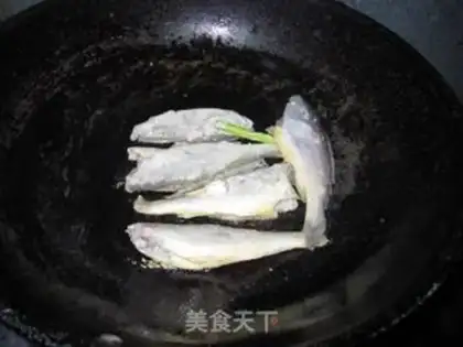 Make Small yellow croaker in tomato sauce step 1