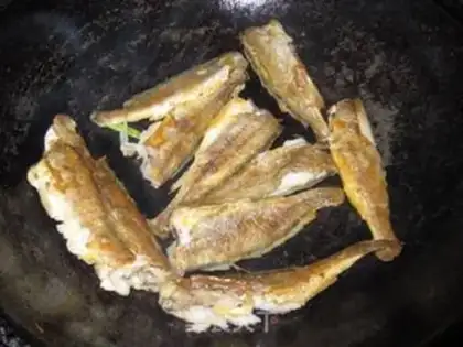 Make Small yellow croaker in tomato sauce step 2