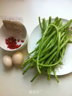 Make Scrambled eggs with chrysanthemum step 0