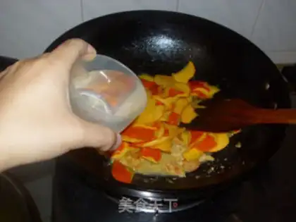 Make stir-fried pumpkin skin with zucchini step 6