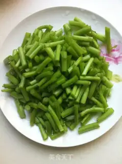 Make Scrambled eggs with chrysanthemum step 1