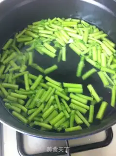 Make Scrambled eggs with chrysanthemum step 2