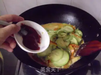 Make stir-fried pumpkin skin with zucchini step 8