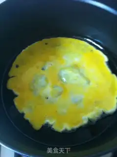 Make Scrambled eggs with chrysanthemum step 3