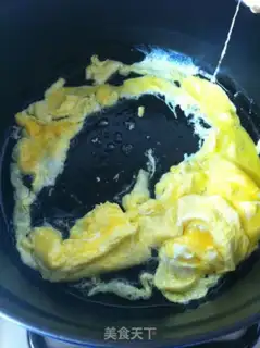 Make Scrambled eggs with chrysanthemum step 4