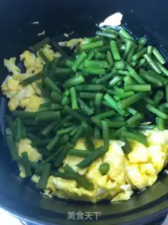 Make Scrambled eggs with chrysanthemum step 5