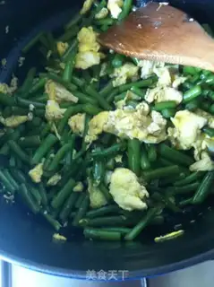 Make Scrambled eggs with chrysanthemum step 6