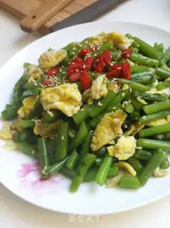 Make Scrambled eggs with chrysanthemum step 7