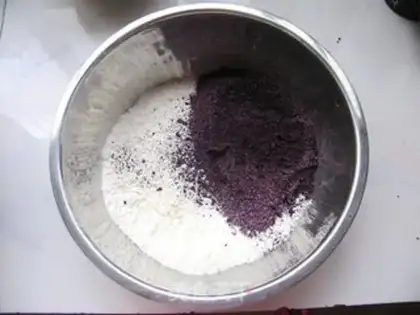 Make Black rice two-color roll step 1