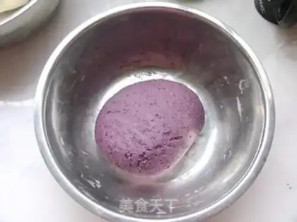 Make Black rice two-color roll step 2