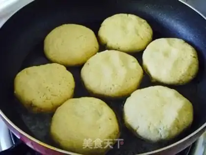 Make Coarse grains and cabbage pasted with cakes step 16