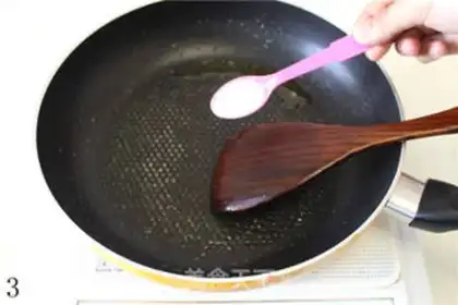 Make Shaanxi pants belt pulled noodles step 2