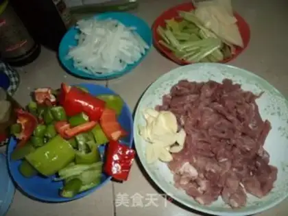 Make stir-fried shredded pork with hot and sour pepper and radish step 1