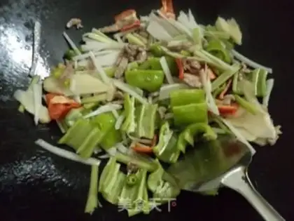 Make stir-fried shredded pork with hot and sour pepper and radish step 3