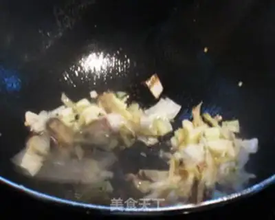 Make Shredded Pork Noodles with Vegetables step 5