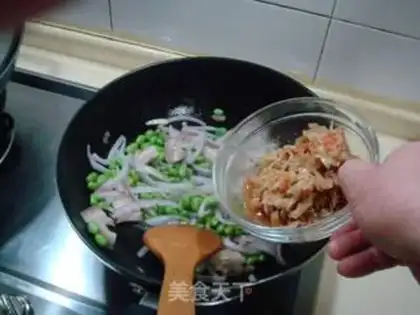 Make Fried rice with green beans and pickles step 1