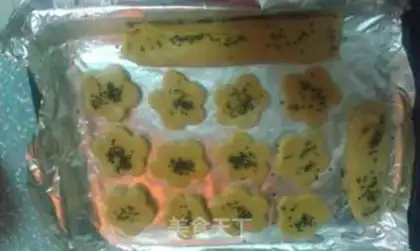 Make Cashew and meat floss sandwich biscuits step 6