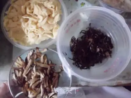 Make Fried noodles with mushrooms, winter bamboo shoots and shredded pork step 2