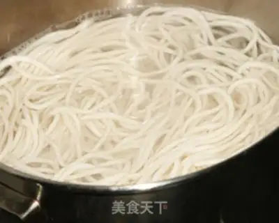 Make Shredded Pork Noodles with Vegetables step 9