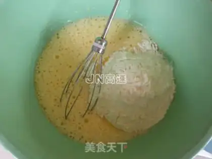 Make Policy-dotted pineapple cake roll step 3