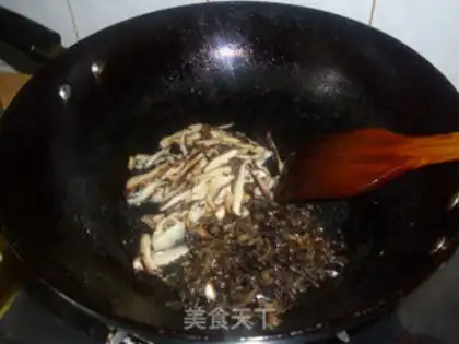 Make Fried noodles with mushrooms, winter bamboo shoots and shredded pork step 5