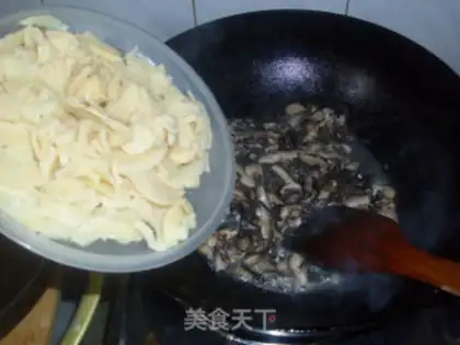 Make Fried noodles with mushrooms, winter bamboo shoots and shredded pork step 6