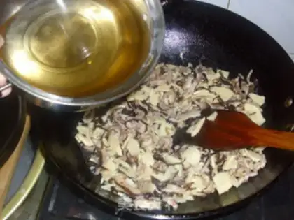 Make Fried noodles with mushrooms, winter bamboo shoots and shredded pork step 8