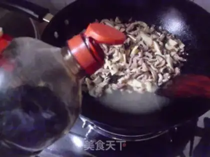 Make Fried noodles with mushrooms, winter bamboo shoots and shredded pork step 9