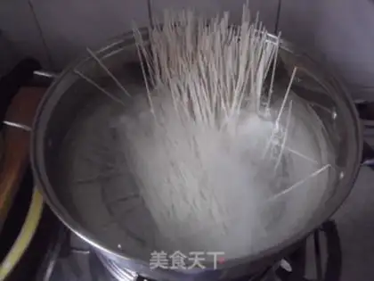 Make Fried noodles with mushrooms, winter bamboo shoots and shredded pork step 10