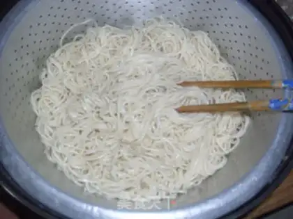 Make Fried noodles with mushrooms, winter bamboo shoots and shredded pork step 11