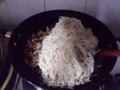 Make Fried noodles with mushrooms, winter bamboo shoots and shredded pork step 12