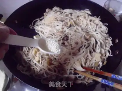 Make Fried noodles with mushrooms, winter bamboo shoots and shredded pork step 13
