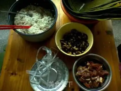 Make Fuzhou pork rice dumplings step 4