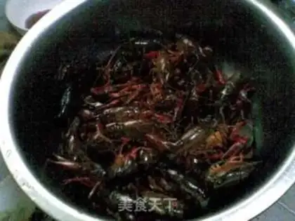 Make spicy crayfish step 0