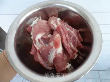 Make Pan-fried pork on the bottom pan step 1