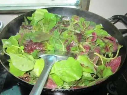 Make Home-cooked garlic and amaranth step 2