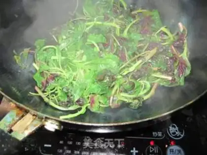 Make Home-cooked garlic and amaranth step 3